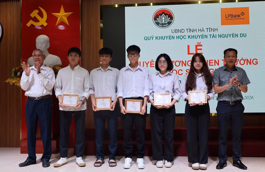 Các học sinh đạt giải Nhất Kỳ thi học sinh giỏi Quốc gia được khen thưởng tại buổi lễ. z7944971626059-cf388589a7bdf2e65f8e46552e89d73a.jpg