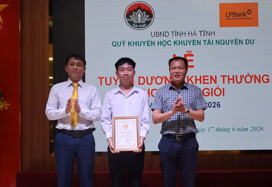 Đại diện Quỹ Khuyến học, khuyến tài Nguyễn Du khen thưởng em Thái Văn Gia Kiên (12 Toán 1, THPT chuyên Hà Tĩnh) - Huy chương Bạc tại Kỳ thi Olympic Tin học châu Á - Thái Bình Dương năm 2026. z7944971309783-c1b09eb17e2f365343596655469403da.jpg
