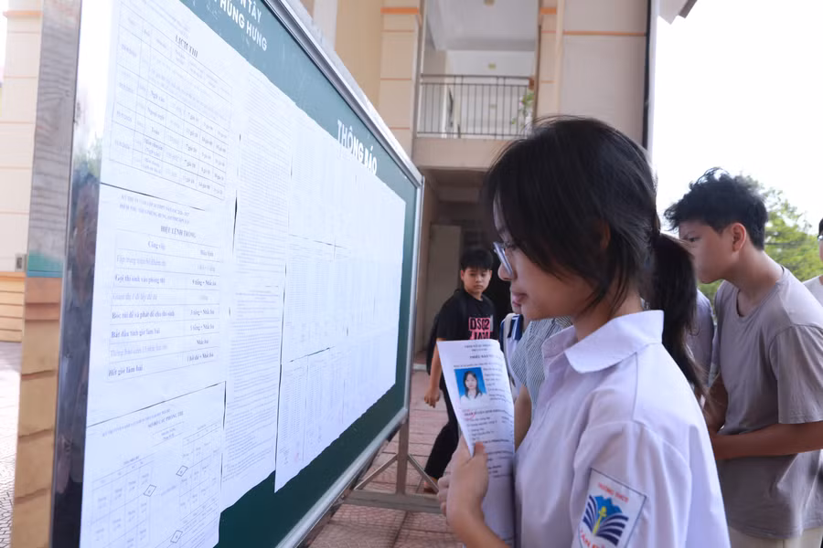 Thí sinh tra cứu thông tin cá nhân tại Điểm thi Trường THCS Phùng Hưng, phường Sơn Tây, Hà Nội. Ảnh: Đình Tuệ. hanoi-1.jpg