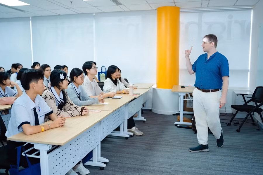 Khi máy móc có thể tổng hợp câu trả lời của nhân loại chỉ trong vài giây, giá trị duy nhất của con người là năng lực phán đoán và tư duy phản biện. z7946766478685-8efa01e12e5cfd492ee88debacff75e3.jpg