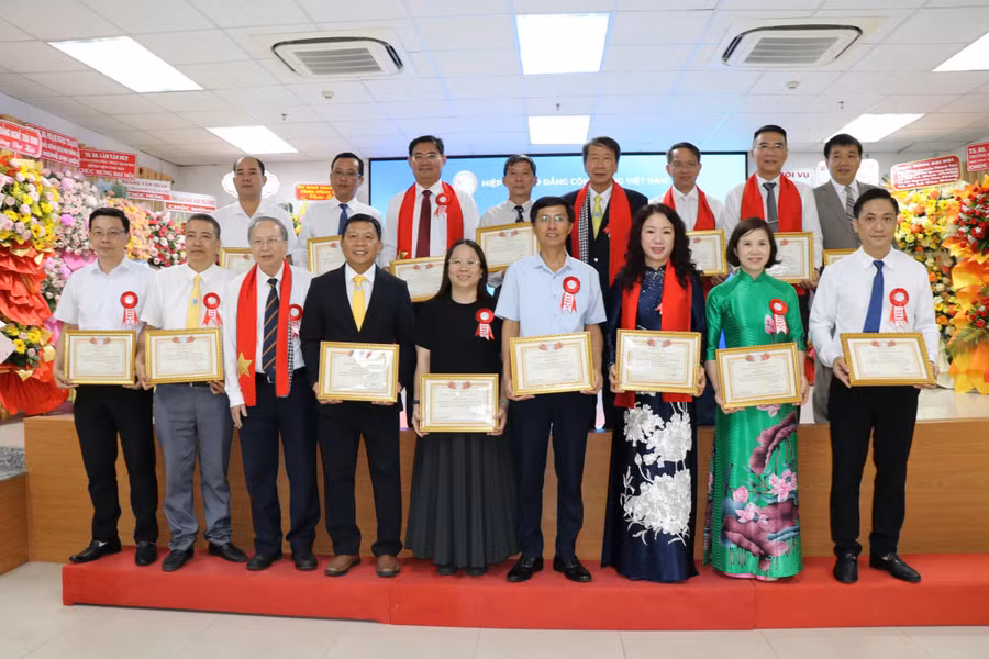 GS.TS Phạm Tiết Khánh, Chủ tịch Hiệp hội Cao đẳng Cộng đồng Việt Nam, trao bằng khen cho các tập thể tiêu biểu. tvu-cao-dang-cong-dong-3.jpg