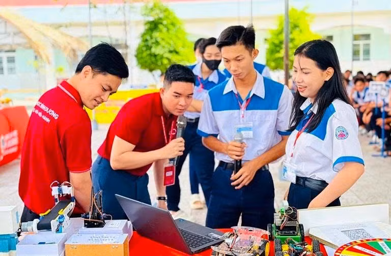 Cán bộ BDU Cà Mau tham gia hoạt động tuyển sinh. gen-n-tuyen-sinh-9.jpg