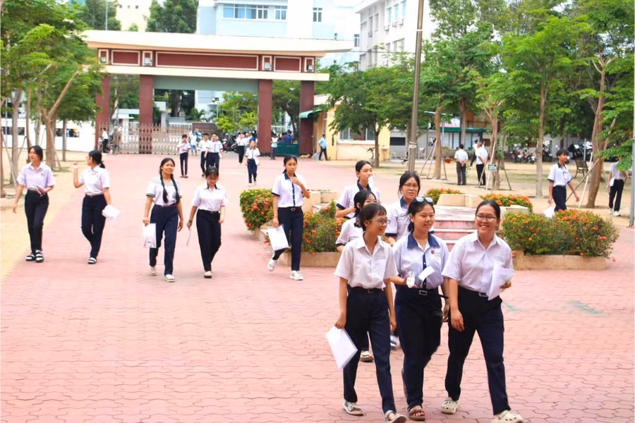 Các thí sinh tỉnh Lâm Đồng bước vào Kỳ thi tuyển sinh lớp 10 THPT chuyên năm học 2026 - 2027.