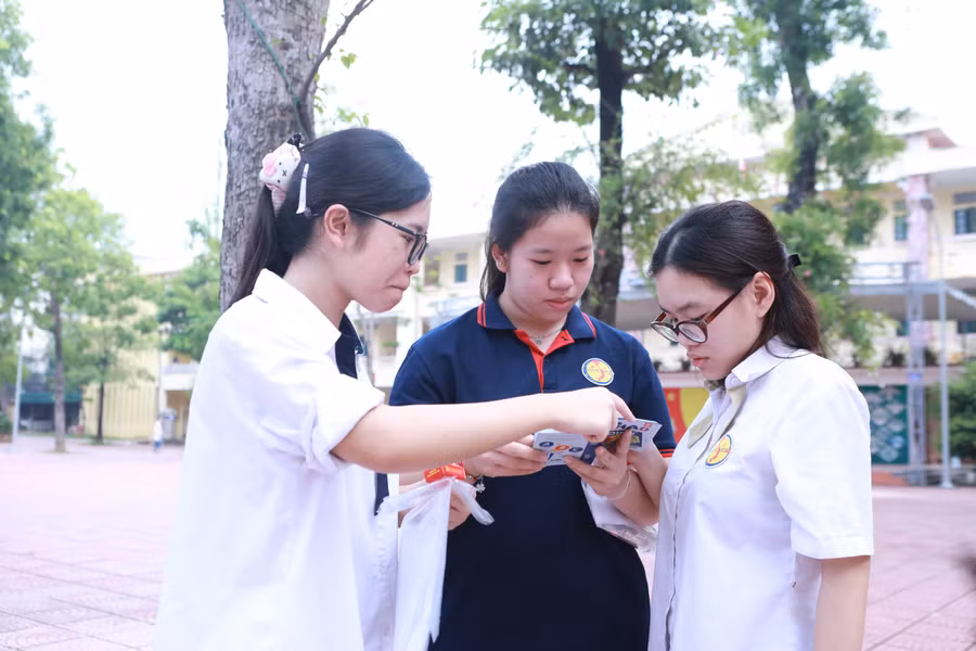 Thí sinh trao đổi bài sau khi kết thúc buổi thi cuối cùng của Kỳ thi tốt nghiệp THPT năm 2026. thi-3.jpg