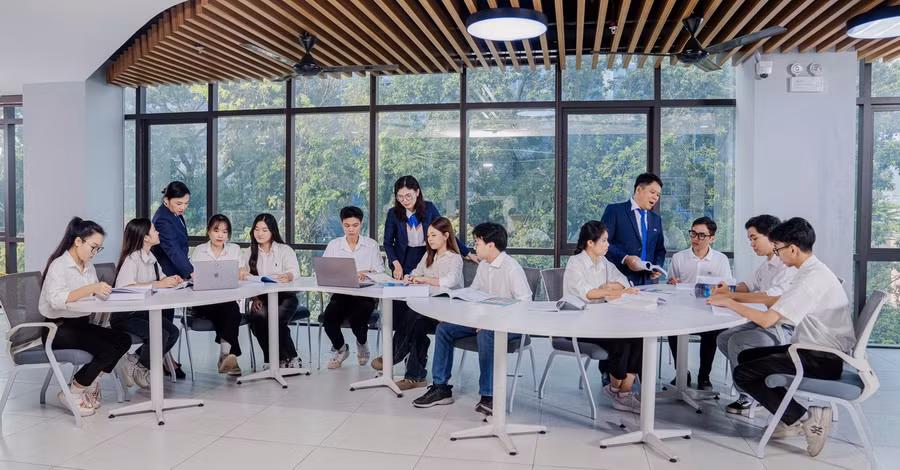 Giảng viên và sinh viên Trường ĐH Thương mại.