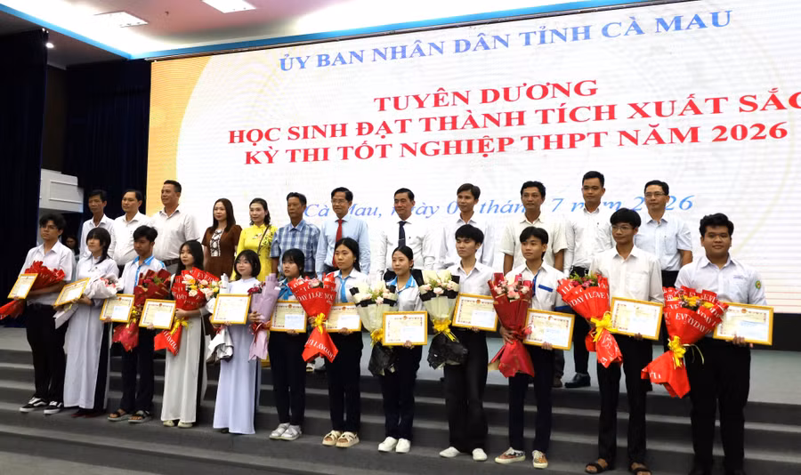 Sở GD&ĐT Cà Mau tặng giấy khen cho 12 học sinh đạt thành tích xuất sắc Kỳ thi tốt nghiệp THPT năm 2026. tuyen-duong-hs-13.jpg
