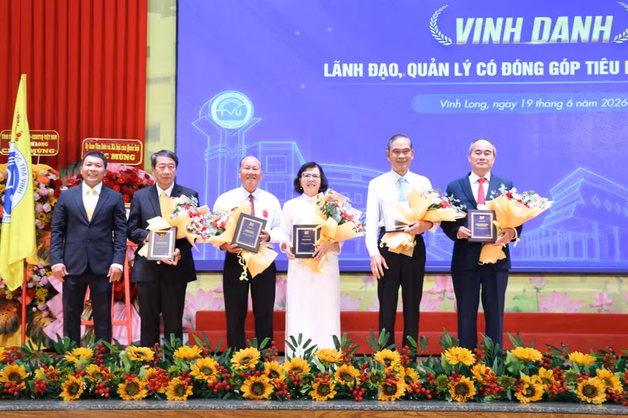 Vinh danh và tri ân lãnh đạo, quản lý có đóng góp tiêu biểu, xuất sắc trong tiến trình phát triển Đại học Trà Vinh. dhtv-ky-niem-20-nam-3.jpg