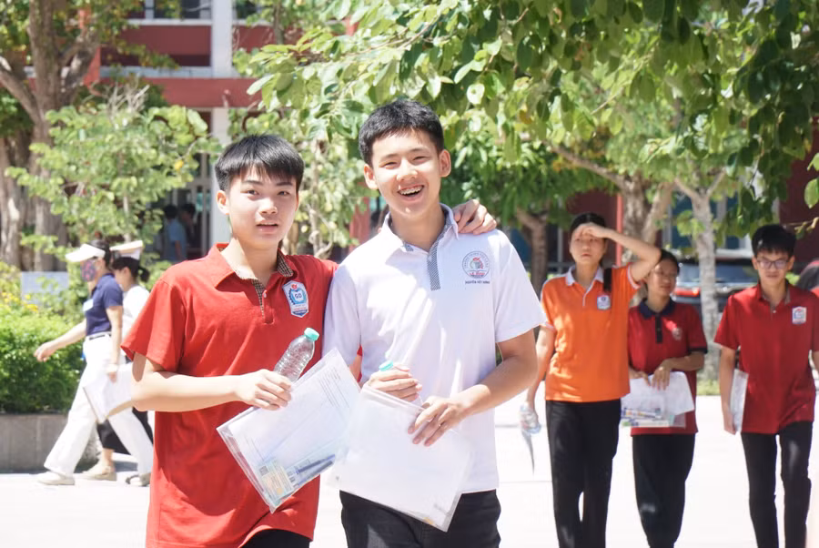 Thí sinh dự thi vào lớp 10 Trường THPT Huỳnh Thúc Kháng (Thành Vinh, Nghệ An) - trường có điểm chuẩn dự kiến cao nhất tỉnh Nghệ An. Ảnh: Hồ Lài sn108958.jpg