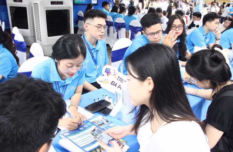 Gian tư vấn của Trường Đại học CMC tại Ngày hội lựa chọn nguyện vọng xét tuyển đại học, cao đẳng 2026. img-0545.jpg