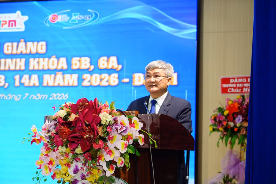 Thầy thuốc ưu tú, GS.TS Trần Công Luận, Hiệu trưởng Trường Đại học Tây Đô phát biểu tại buổi lễ. dhtd-trao-bang-ts-2.jpg
