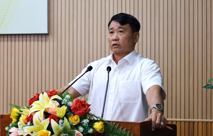 Ông Võ Nhật Minh Tâm, Hiệu trưởng Trường THPT Giá Rai trình bày tham luận tại Hội nghị. thi-4.jpg