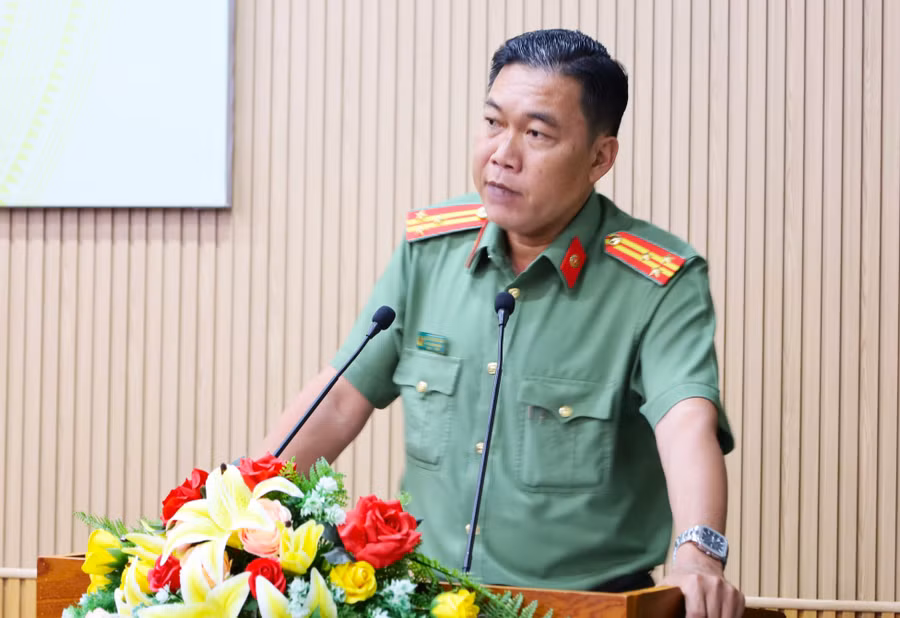Thượng tá Nguyễn Trường Sang, Phó trưởng Phòng An ninh chính trị nội bộ, Công an tỉnh Cà Mau trình bày tham luận tại hội nghị. img-7026.jpg