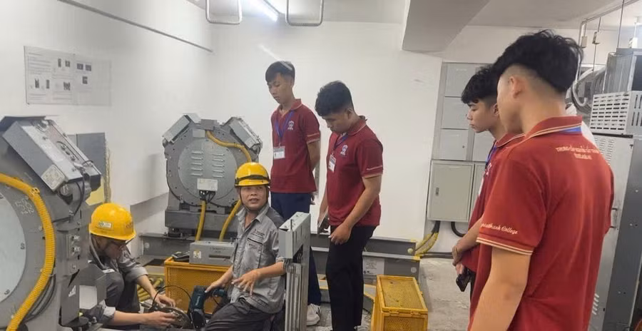 Học viên Trường Trung cấp Nguyễn Tất Thành học thực hành tại doanh nghiệp nghề Điện lạnh. 1000187401.jpg