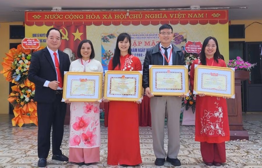 Ông Trần Xuân Chính, Hiệu trưởng Trường Tiểu học Nguyệt Đức trao thưởng cho cán bộ, giáo viên nhà trường. z7281275084292-382e813725ab2818f1846d1b5b44bd4e-578e3.jpg