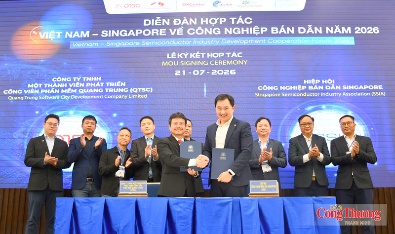 Ông Trần Hữu Dũng - Giám đốc QTSC và ông Ang Wee Seng - Giám đốc điều hành Hiệp hội Công nghiệp bán dẫn Singapore (SSIA) ký kết biên bản hợp tác tại sự kiện.