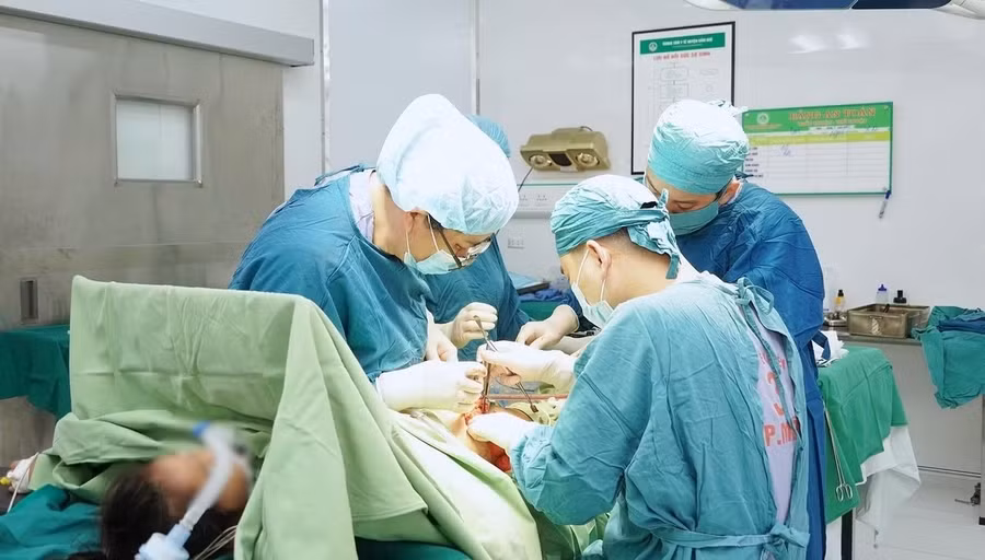 Các bác sĩ phẫu thuật điều trị cho bệnh nhi bị gãy xương. Ảnh: Trung tâm Y tế khu vực Cẩm Khê. gay-xuong-o-tre-hiem-hoa-rinh-rap-1.jpg