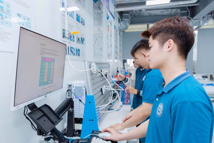 Sinh viên EAUT được thực hành trên hệ thống phòng thực hành hiện đại. a-5.jpg