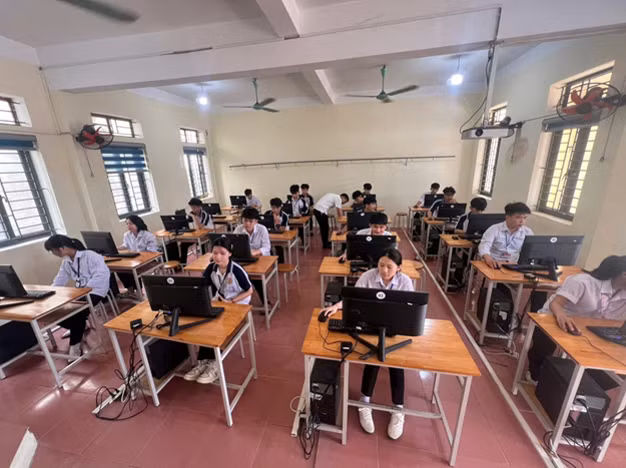 Tham gia khảo sát PISA trên máy tính là bước đệm thiết thực giúp học sinh làm quen với hình thức đánh giá trực tuyến. ks-pisa-ha-tinh.png