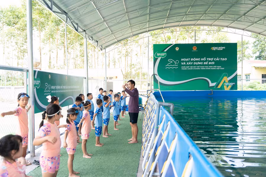 Ngay sau lễ khánh thành bể bơi, nhà trường đã tổ chức lớp dạy bơi mô hình điểm cho các em học sinh. ngay-sau-le-khanh-thanh-be-boi-nha-truong-da-to-chuc-lop-day-boi-mo-hinh-diem-cho-cac-em-hoc-sinh.jpg