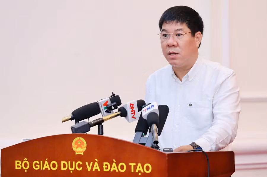 Ông Huỳnh Văn Chương báo cáo tại họp báo. 1785904518595-7838246458145261742-7838246458145261742-c84a520b1651a6be32ac386e9189ff84.jpg
