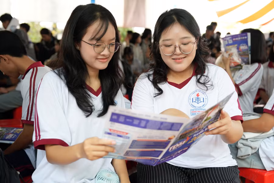Thí sinh tìm hiểu thông tin tuyển sinh đại học năm 2026. Ảnh: TDMU. tdm.jpg