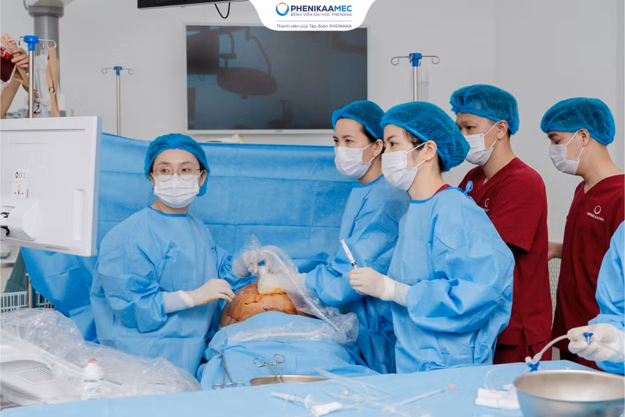 Ê-kíp Trung tâm Y học bào thai PhenikaaMec thực hiện truyền máu thai nhi - một trong 11 kỹ thuật can thiệp bào thai được Bộ Y tế giao triển khai. e-kip-trung-tam-y-hoc-bao-thai-phenikaamec-thuc-hien-truyen-mau-thai-nhi.jpg