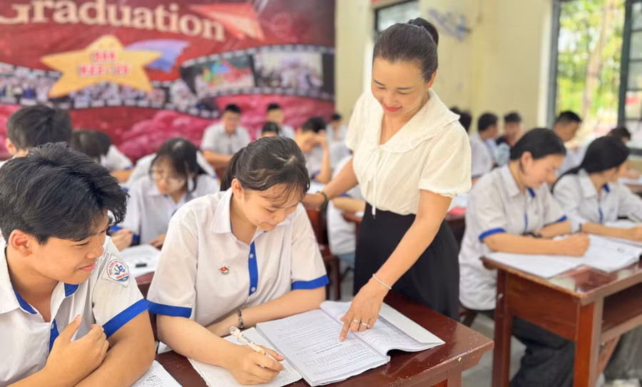 Cô và trò Trường THCS Lê Lợi, phường Hạc Thành (Thanh Hóa). Ảnh: Thế Lượng