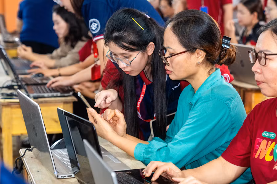 Sinh viên Khoa KH và CN giáo dục, ĐH Bách khoa Hà Nội hỗ trợ thầy cô ứng dụng chuyển đổi số vào giảng dạy. hoc-1.jpg