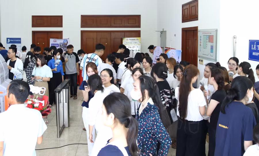 Ngày hội tư vấn việc làm tại Trường Đại học Thái Bình thu hút đông đảo sinh viên tham dự. Ảnh: Đinh Chiến 941a0609.jpg