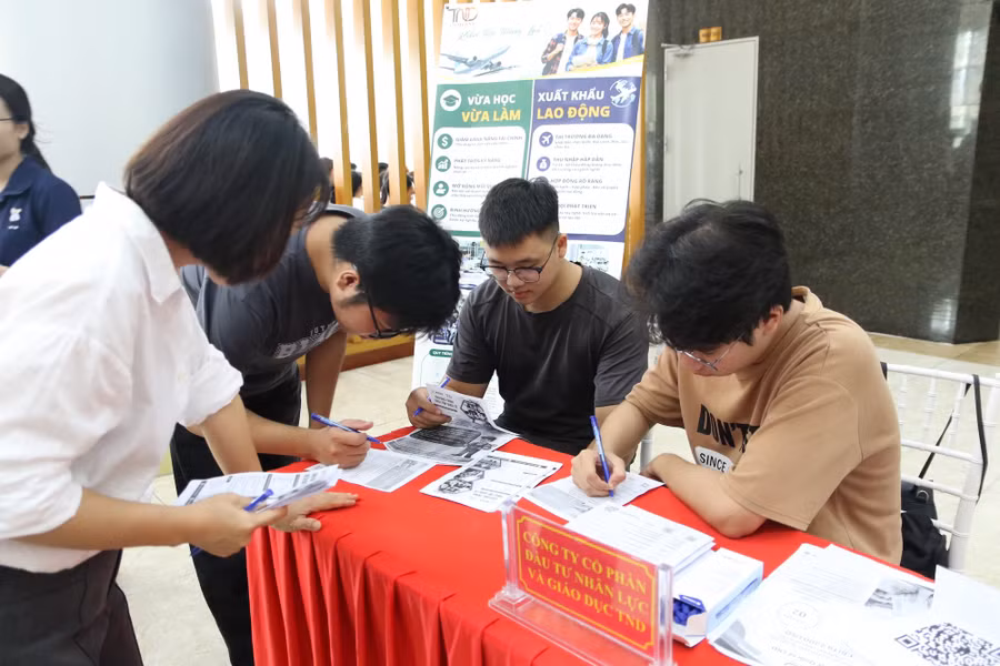 Sinh viên đăng ký tuyển dụng ngay tại ngày hội. Ảnh: Đinh Chiến 941a0608.jpg