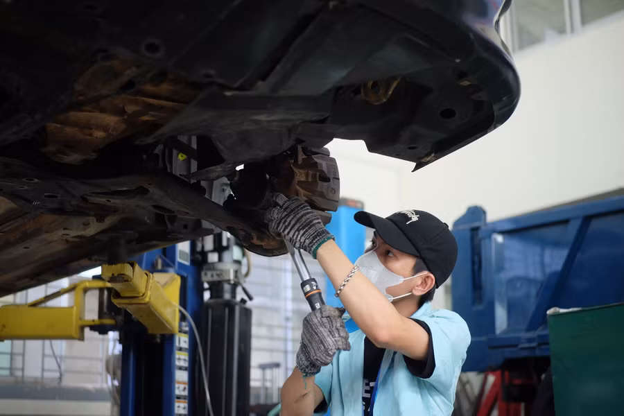 Sinh viên Trường Cao đẳng Đà Nẵng trong giờ thực hành ngành Công nghệ ô tô.