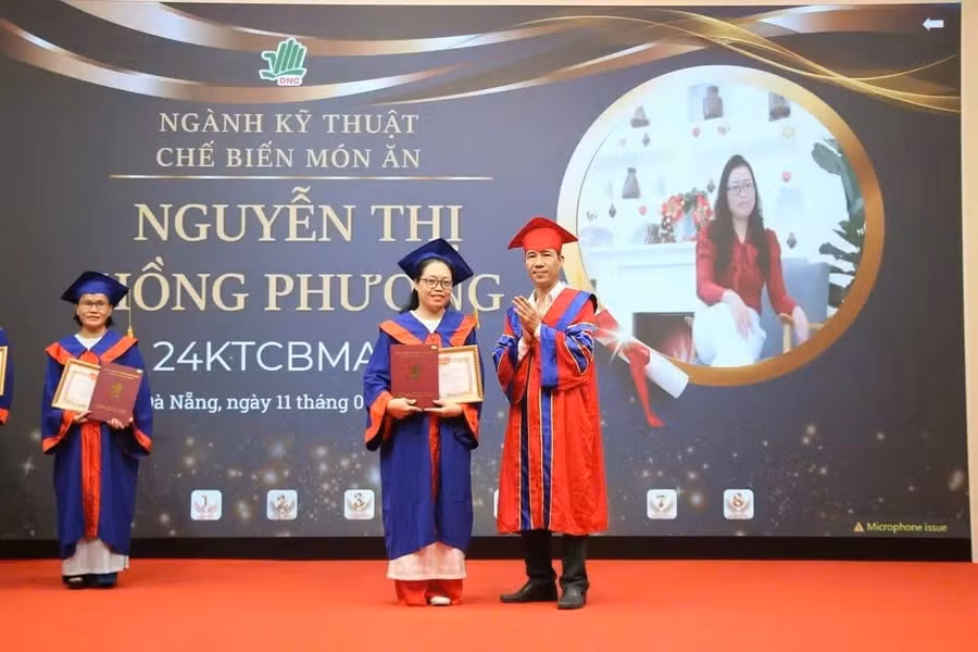 Chị Nguyễn Thị Hồng Phượng trong lễ tốt nghiệp vào đầu tháng 8/2026. 772114048-1589706942750759-9145310332442280159-n.jpg