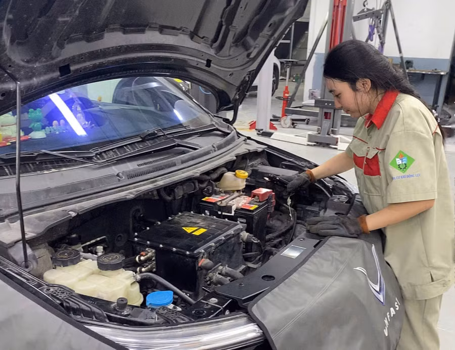 Càng học, nữ sinh viên Đoàn Ngọc Linh càng yêu ngành Kỹ thuật ô tô điện.