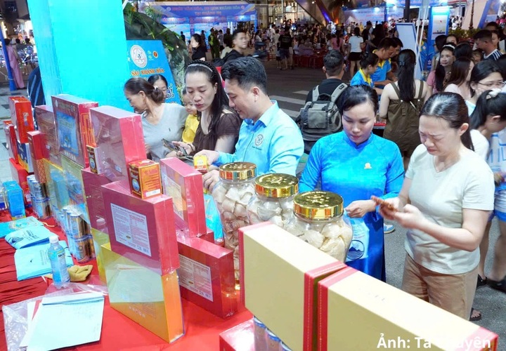 Du khách tham quan khu trưng bày sản phẩm tại sự kiện.