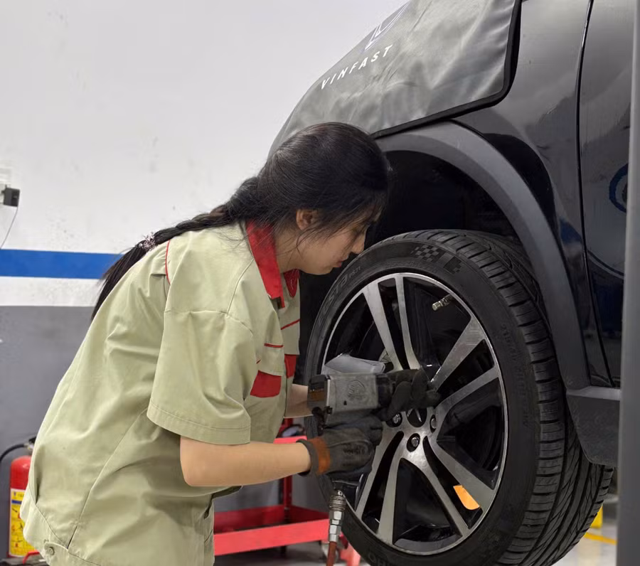 Với phái nữ, theo học ngành ô tô điện có không ít khó khăn. 1786936751030-4590029068422544355-4590029068422544355-d92c69b1694d5406105960fd36549db9-5661.jpg