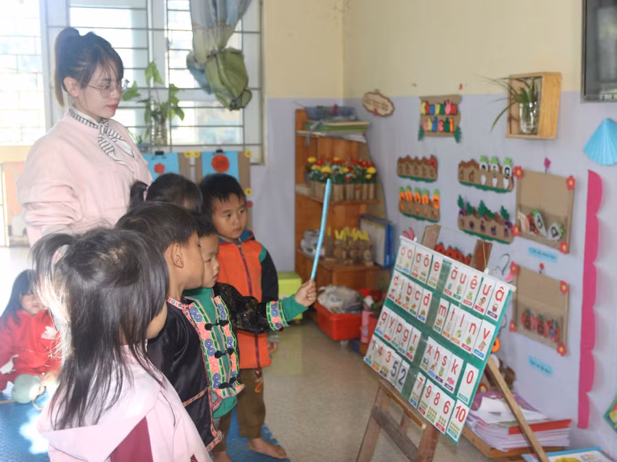 Trẻ ở Trường Mầm non Tà Tổng tự tin trong giờ học tiếng Việt. ta-tong-1.jpg