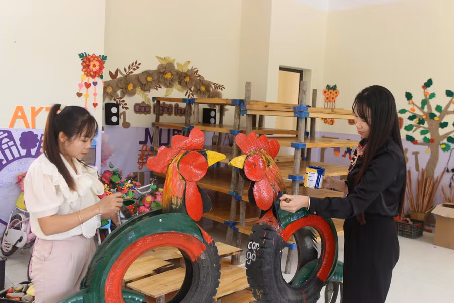 Các giáo viên khắc phục khó khăn để tạo môi trường lấy trẻ làm trung tâm. mn-nam-ban-2.jpg