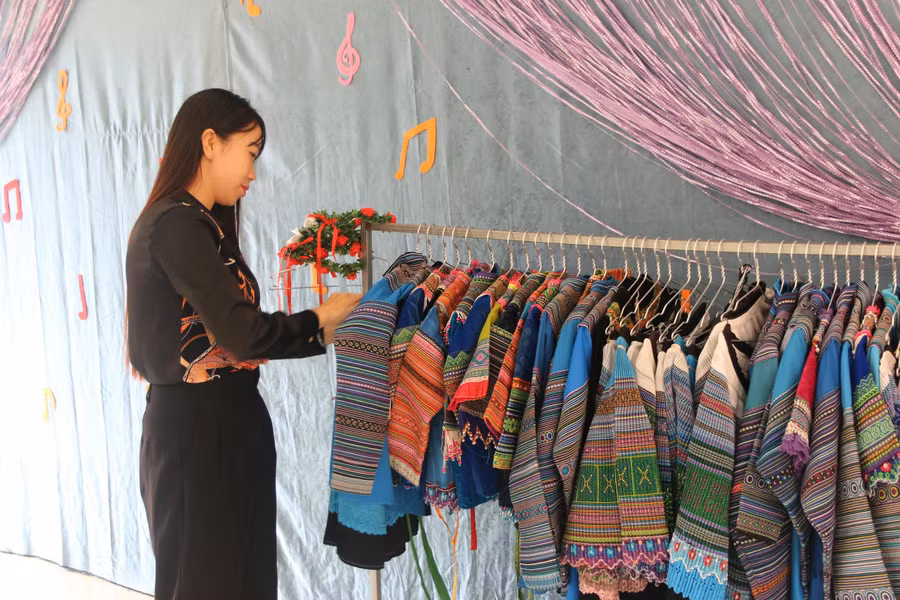 Trang phục dân tộc mang đậm bản sắc văn hóa được nhà trường trang trí trong khuôn viên trường học. mn-nam-ban-6718.jpg