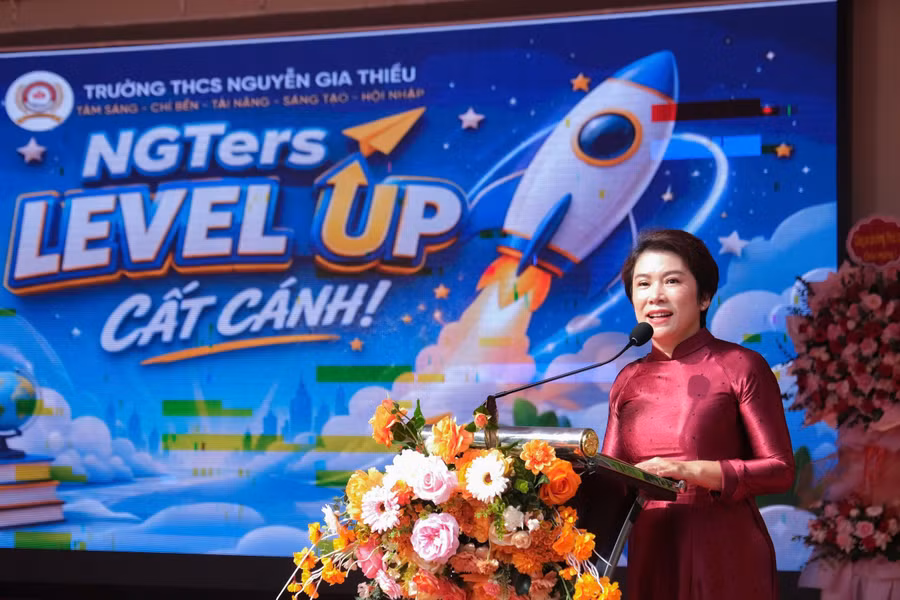 Nhà giáo Nguyễn Thị Kim Thúy - Hiệu trưởng Trường THCS Nguyễn Gia Thiều chia sẻ tại chương trình. gt3.jpg