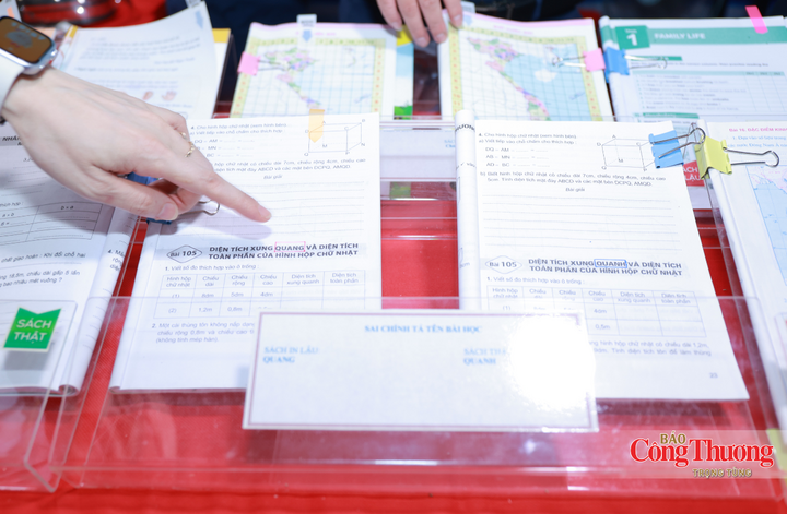 Tại đây, lực lượng QLTT cùng người dân đã trao đổi, giới thiệu về các nội dung trưng bày, đặc biệt là các dấu hiệu nhận biết sách giáo khoa thật - giả, qua đó góp phần nâng cao hiệu quả tuyên truyền, phổ biến kiến thức đến người tiêu dùng.