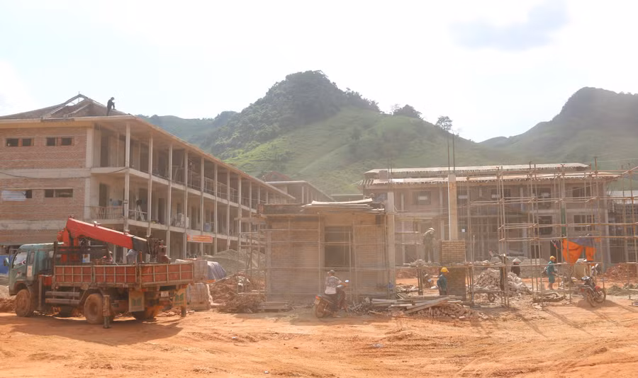 Nhà thầu thi công huy động máy móc, công nhân đẩy nhanh các hạng mục trường học ở Sơn La. chay-dua-voi-thoi-gian-dung-truong-vung-bien-2.jpg