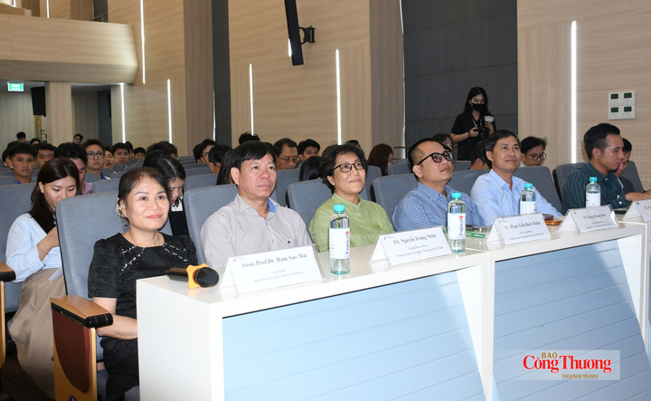 Lãnh đạo Trường Đại học Công nghiệp TP. Hồ Chí Minh và các đại biểu tham dự sự kiện.
