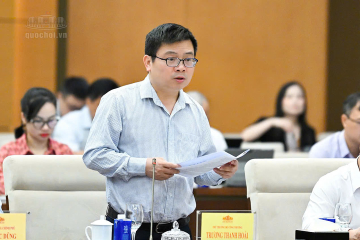 Thứ trưởng Bộ Công Thương Trương Thanh Hoài trình bày tóm tắt tờ trình dự án Luật.