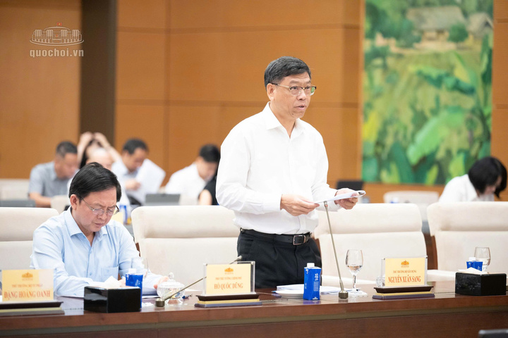 Thứ trưởng Bộ Xây dựng Nguyễn Xuân Sang trình bày tờ trình dự án Bộ luật.