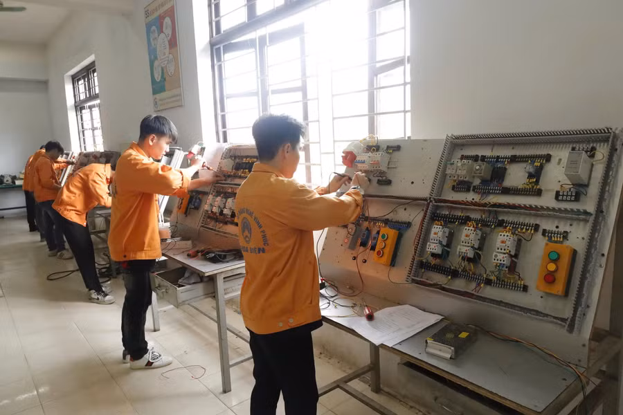 Sinh viên Trường CĐ Kỹ thuật – Công nghệ Vĩnh Phúc trong giờ thực hành. b3-2.jpg