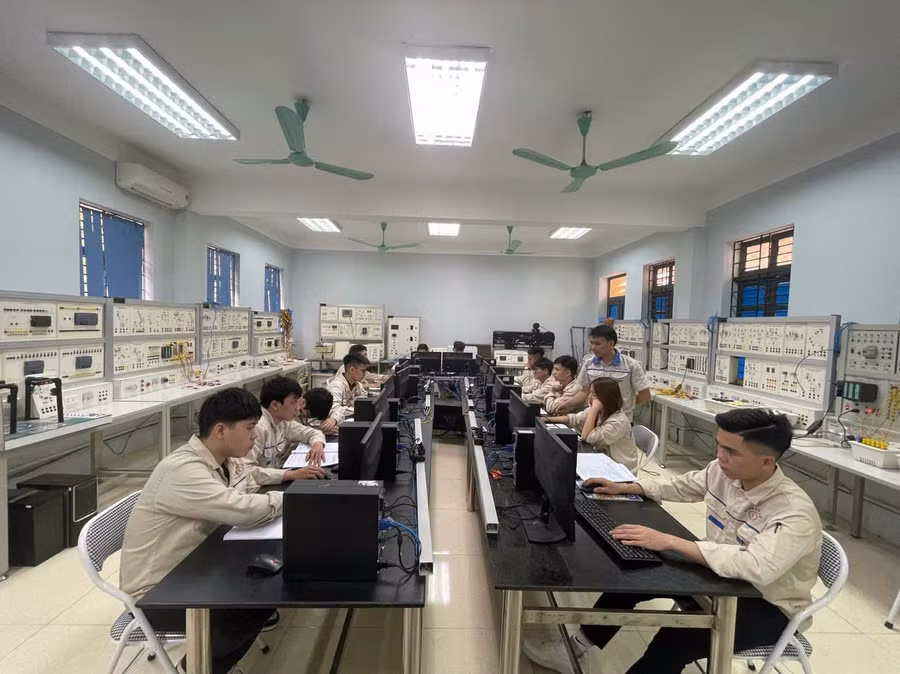 Nhiều sinh viên nhà trường được doanh nghiệp đăng ký tuyển dụng ngay trong thời gian thực tập hoặc trước khi tốt nghiệp. b3-0.jpg