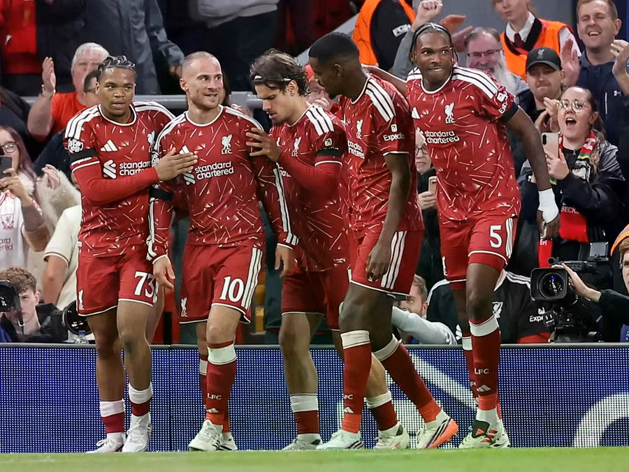 Các cầu thủ Liverpool ăn mừng trong chiến thắng ngược dòng 2-1 trước Atletico Madrid tại Anfield. Ảnh: EPA. liverpool-1.jpg