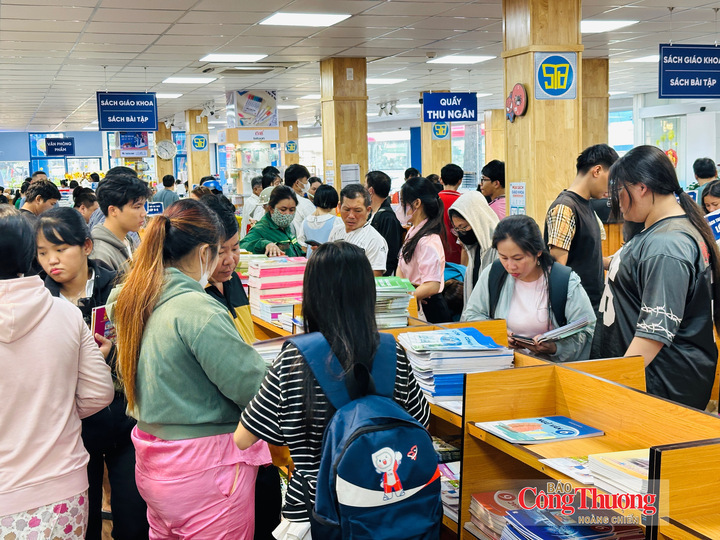 Nhà sách Nguyễn Tri Phương, (223 Nguyễn Tri Phương, phường An Đông), lượng phụ huynh đến tìm mua sách giáo khoa rất đông thời điểm trước năm học mới.