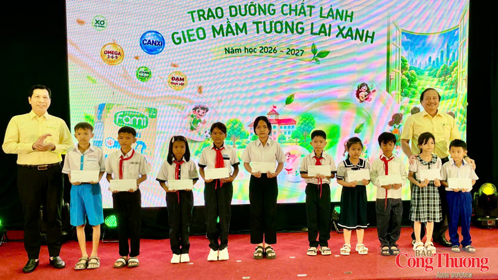 Chương trình cũng đã trao 10 suất học bổng cho các em học sinh vượt khó học giỏi