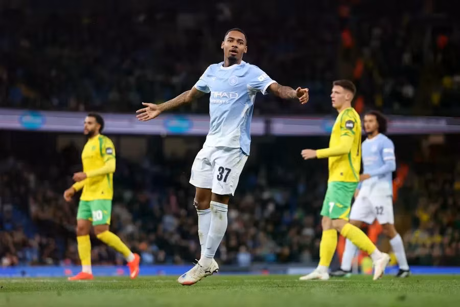 Tân binh Allan Elias ghi 1 bàn và kiến tạo 1 bàn ngay lần đầu khoác áo Man City, trước khi rời sân trong tiếng vỗ tay của CĐV chủ nhà. Ảnh: Getty Images. man-city-2.jpg